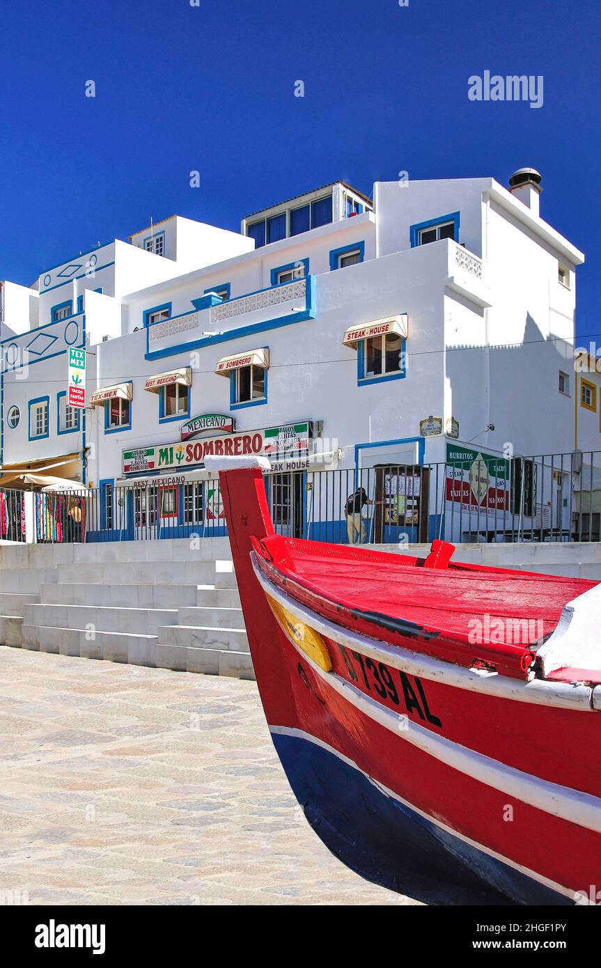 Bateau de pêche coloré sur le front de mer, la vieille ville, Albufeira, région de l'Algarve, Portugal Banque D'Images