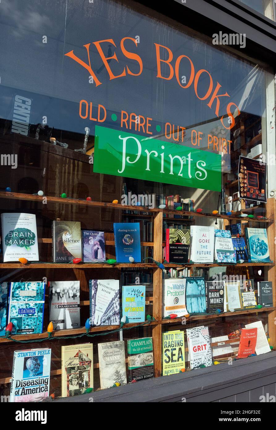 Oui Livres, un vieux magasin de livres, rare, utilisé indépendant à Portland, Maine. Banque D'Images