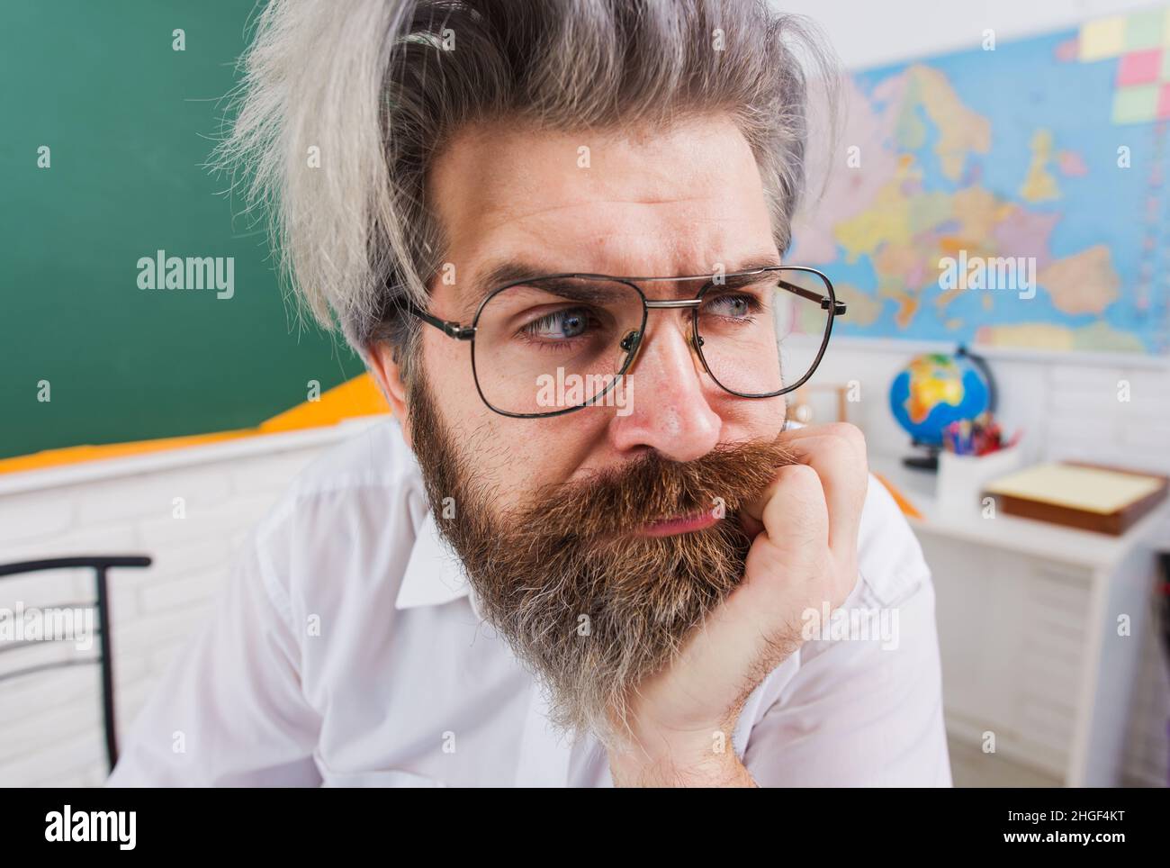 Professeur attentif en classe.Homme pensif barbu avec main sur le menton.Retour à l'école.Journée des enseignants. Banque D'Images
