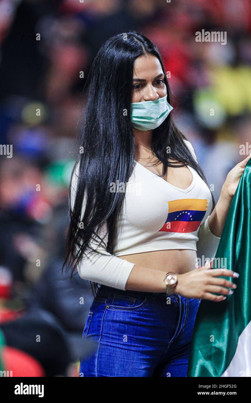 MAZATLAN, MEXIQUE - FÉVRIER 04: Une amateur, femme vénézuélienne fal, beauté, beau portant un masque pour covid 19 au stade Tedoro Mariscal una aficioanda mujer venezonala, belleza ,hermosa usando cubrebocas por covid 19 en el estadio Tedoro Mariscal pendant le match entre le Venezuela et le Mexique dans le cadre de Serie del Caribe 2021 le 4 février 2021 à Mazatlan, Mexique.(photo par Luis Gutierrez/Norte photo) Banque D'Images