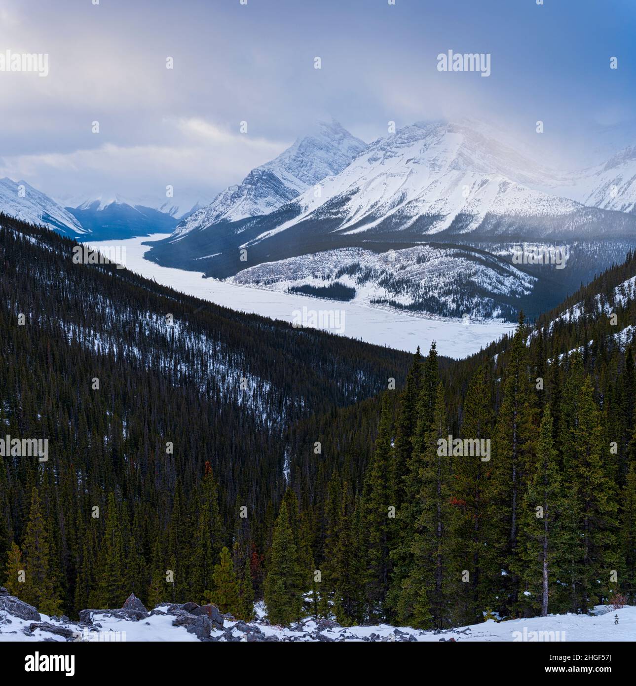 Vue partielle du réservoir des lacs Spray situé dans le parc provincial Kananaskis. Le réservoir se nourrit de la rivière Bow. Banque D'Images