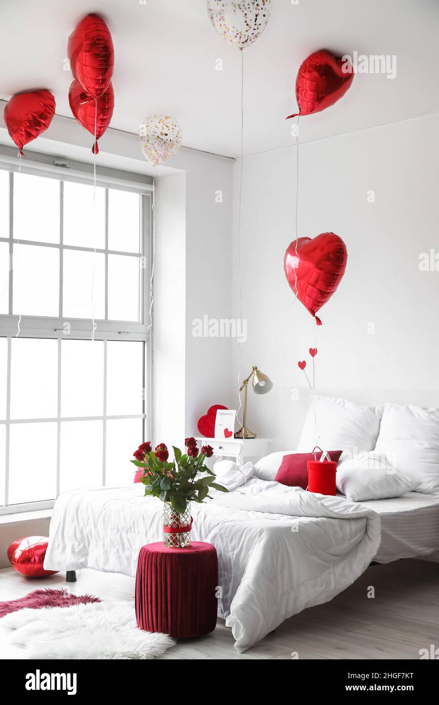 Intérieur de la chambre décoré pour la Saint-Valentin le matin Photo Stock  - Alamy