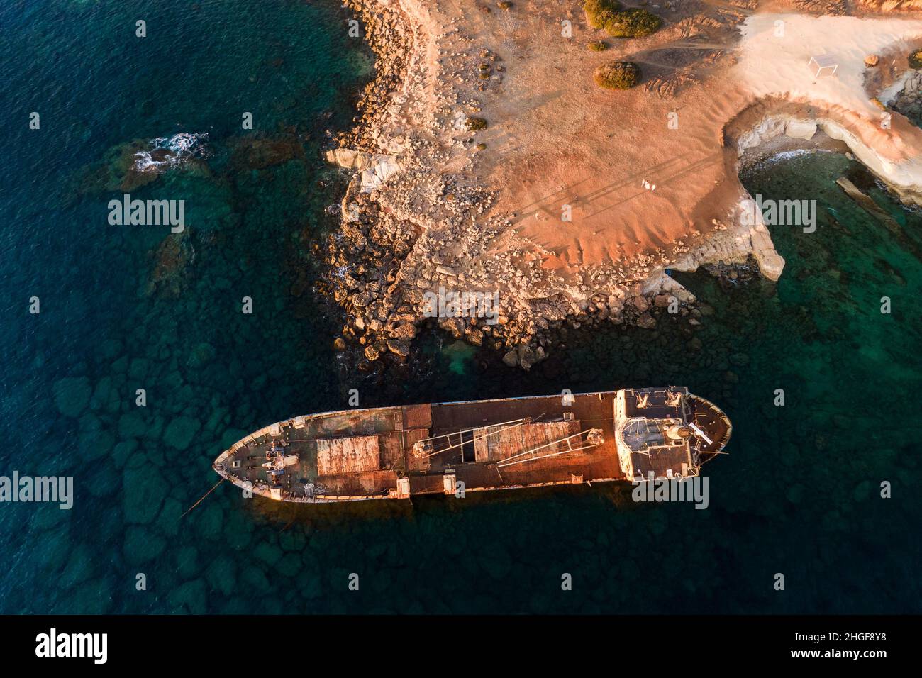 Bateau en contrebas au large de Paphos, Chypre Banque D'Images