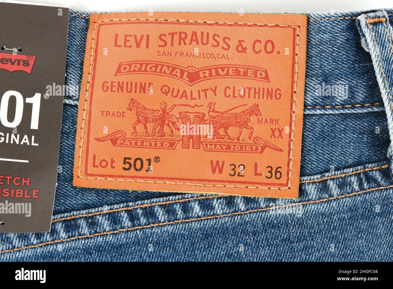 Gros plan sur les nouveaux jeans LEVI'S 501.Coutures et texture denim.Modèle  de jeans classique.LEVI'S est une marque de Levi Strauss and Co Photo Stock  - Alamy