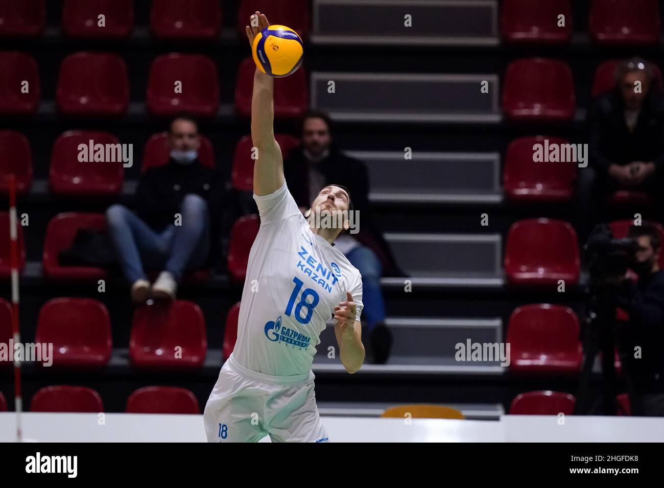 DOETINCHEM, PAYS-BAS - JANVIER 20 : Maxim Mikhaïlov de Zenit Kazan sert pendant le match de la coupe CEV entre Active Living Orion et Zenit Kazan au Topsporthal Achterhoek le 20 janvier 2022 à Doetinchem, pays-Bas (photo de René Nijhuis/Orange Pictures) Banque D'Images