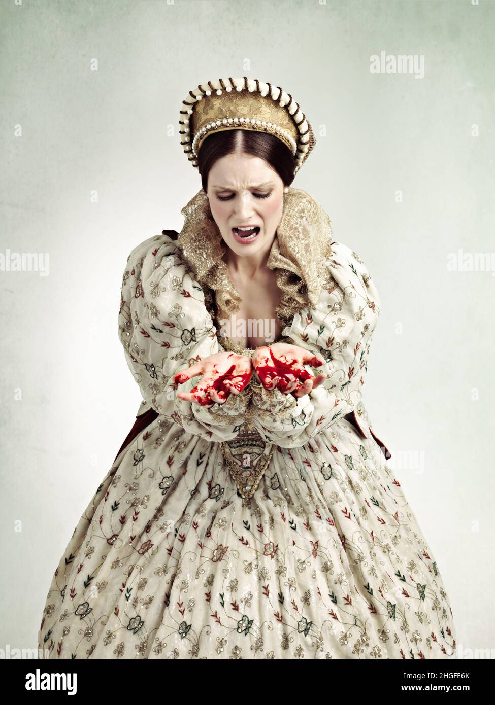 La décision peut être une affaire sanglante.Studio photo d'une reine avec du sang sur ses mains. Banque D'Images