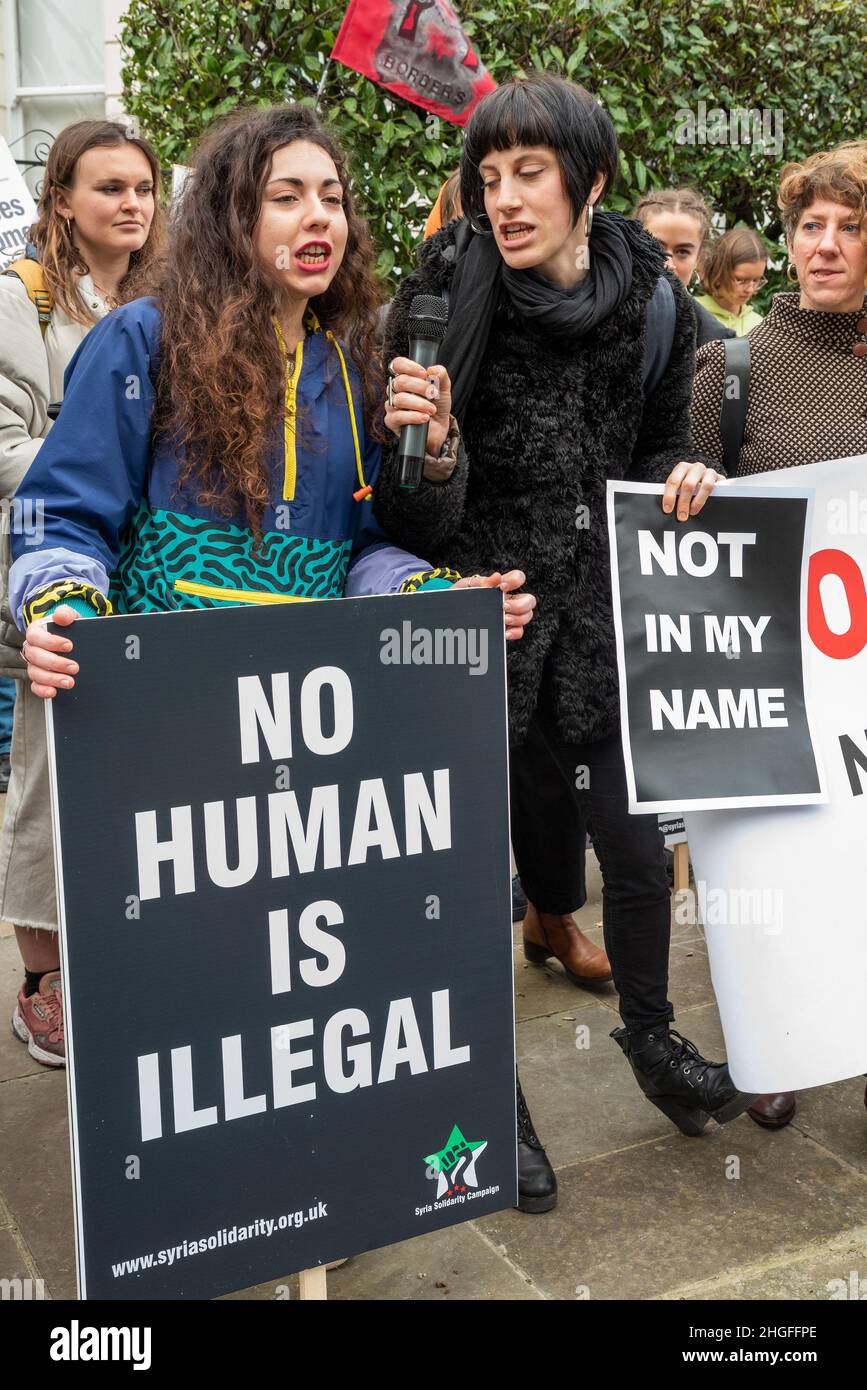 Des manifestants devant l’ambassade de Grèce à Londres appellent la Grèce et l’UE à ouvrir les frontières et à fournir une aide humanitaire aux réfugiés voyageant sur des bateaux peu sûrs, principalement en provenance de Turquie.Des vidéos ont été publiées montrant des officiers de garde-côtes grecs qui ont repoussé les bateaux de réfugiés, qui se rapprochent à grande vitesse et qui tirent dans la mer le long d'un réfugié dindy.La Turquie a ouvert ses frontières avec la Grèce pour faciliter le passage des réfugiés en Europe.Encore une fois, les réfugiés souffraient, ce processus se produit encore près de 2 ans plus tard à la frontière de l'UE.Crédit : Stephen Bell/Alay Banque D'Images