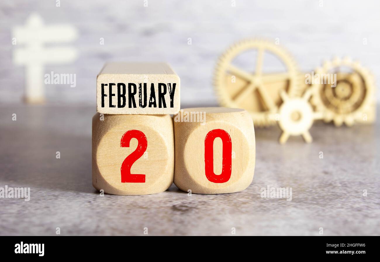 20 février. Jour 20 du mois de février, blocs de calendrier blancs sur fond de table en bois vintage. Hiver. Espace vide pour le texte. Banque D'Images