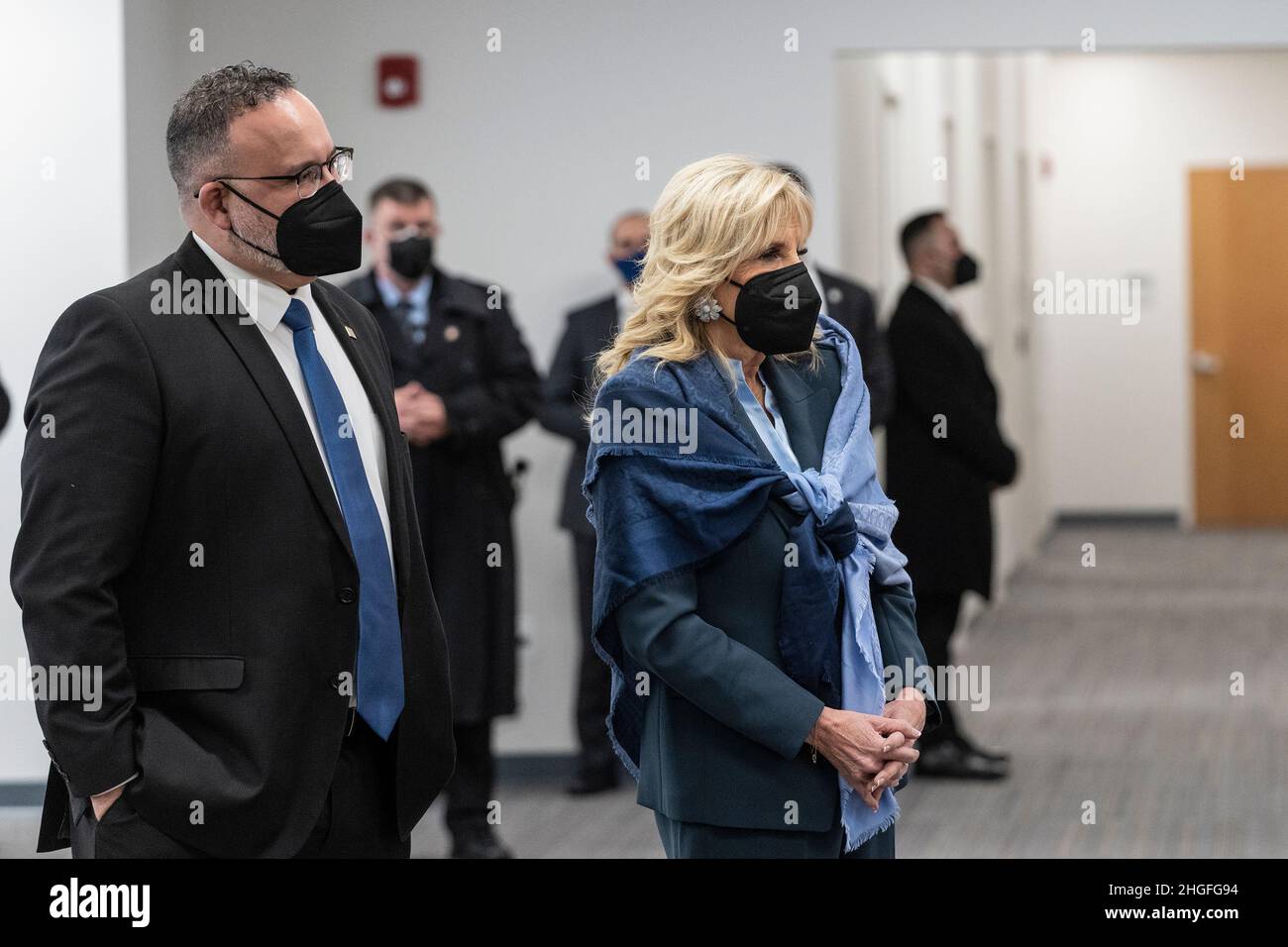 Paramus, États-Unis.20th janvier 2022.La première dame, le Dr Jill Biden, visite le Bergen Community College à Paramus, NJ, le 20 janvier 2022 avec le secrétaire à l'éducation Miguel Cardona.Le Dr Biden était accompagné du gouverneur du New Jersey Phil Murphy et de son épouse Tammy Murphy.Le Dr Biden et le secrétaire Cardona ont tous deux souligné dans leurs remarques de nouvelles mesures visant à utiliser les fonds fédéraux de secours en cas de pandémie disponibles par le biais du Plan américain de sauvetage pour soutenir les besoins de base des étudiants des collèges et universités.(Photo de Lev Radin/Sipa USA) crédit: SIPA USA/Alay Live News Banque D'Images