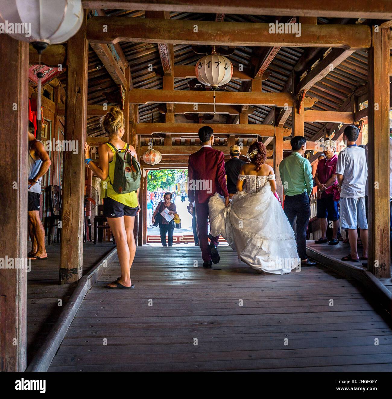 Mariée et marié traversant le pont dans la vieille ville. Banque D'Images