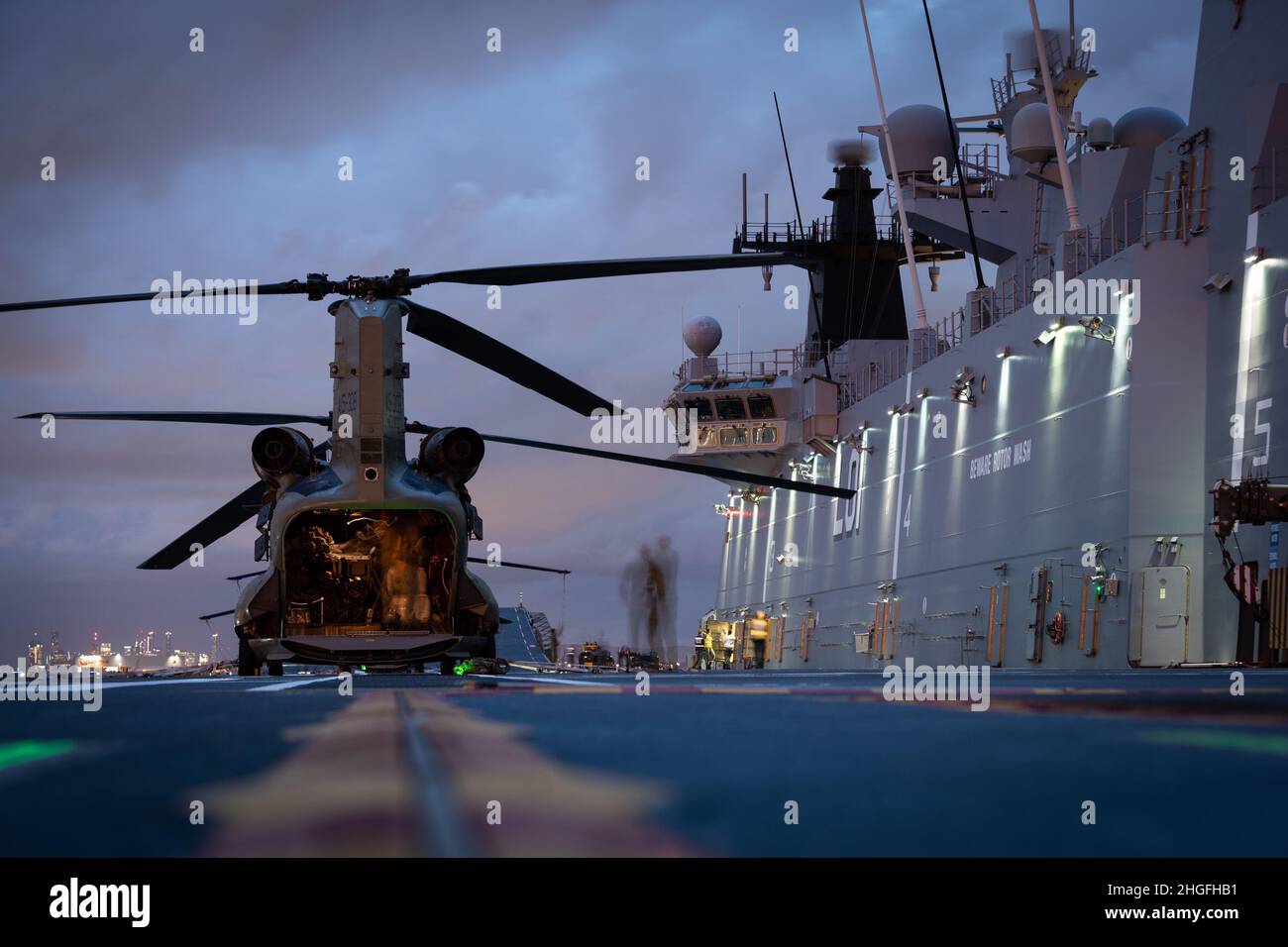 Brisbane, Australie.20th janvier 2022.Le HMAS Adelaide embarque l'armée australienne CH-47 Chinook Heavy-Lift Helicopters avant de quitter le port de Brisbane, pour fournir une assistance humanitaire au Gouvernement des Tonga.(Image de crédit : © Australian Defense Force/ZUMA Press Wire Service) Banque D'Images