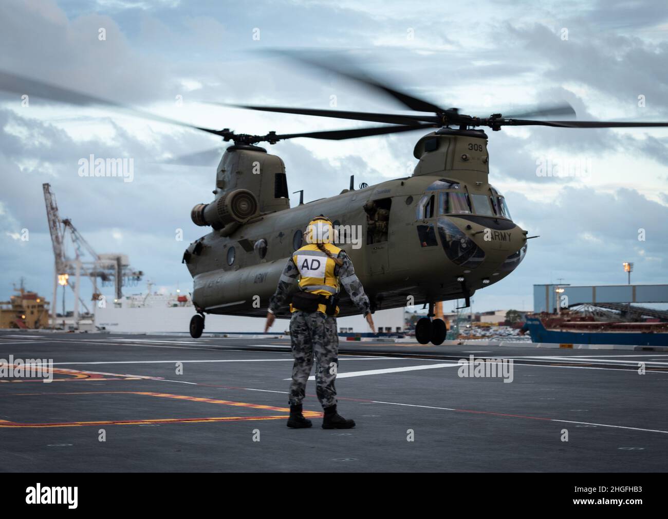 Brisbane, Australie.20th janvier 2022.Le HMAS Adelaide embarque l'armée australienne CH-47 Chinook Heavy-Lift Helicopters avant de quitter le port de Brisbane, pour fournir une assistance humanitaire au Gouvernement des Tonga.(Image de crédit : © Australian Defense Force/ZUMA Press Wire Service) Banque D'Images