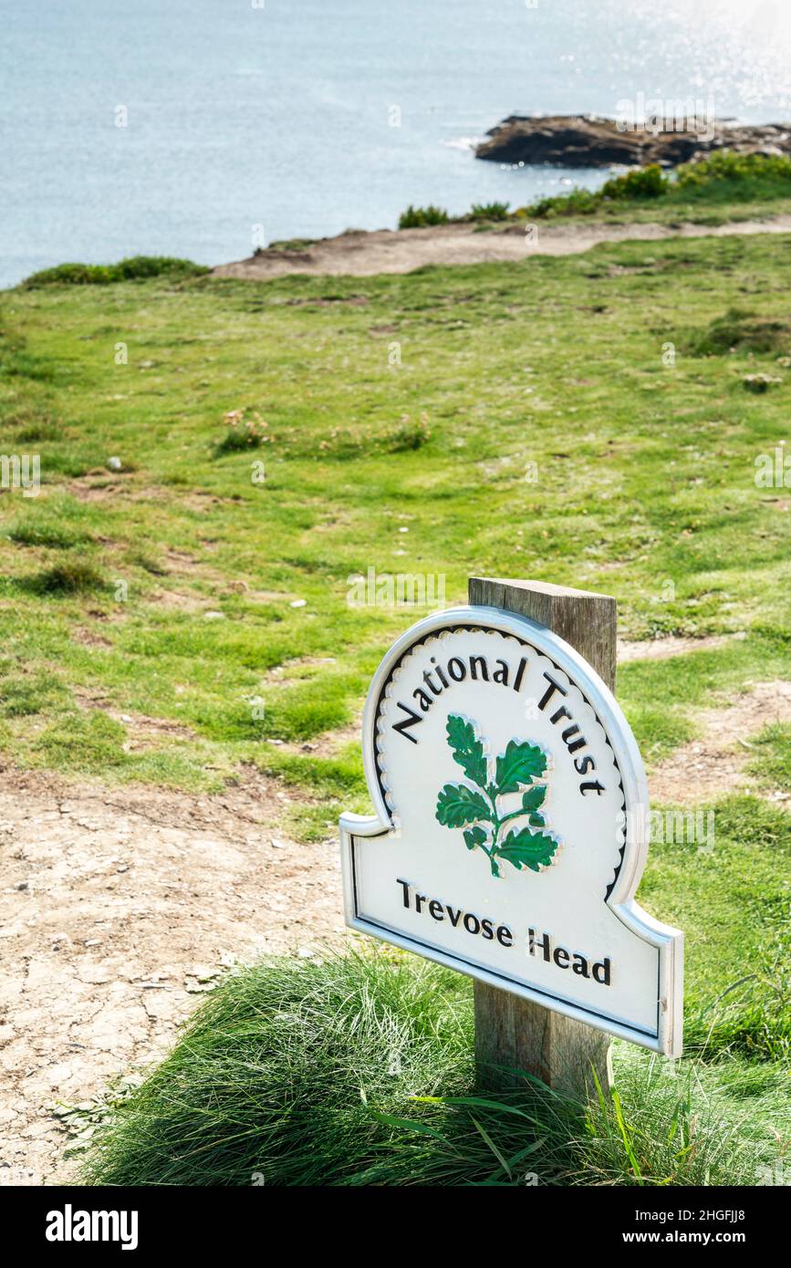 Accroché au sol, sur le promontoire à côté du phare de Trevose Head, pour guider le public, montrant le symbole de la National Trust d'une feuille de chêne. Banque D'Images