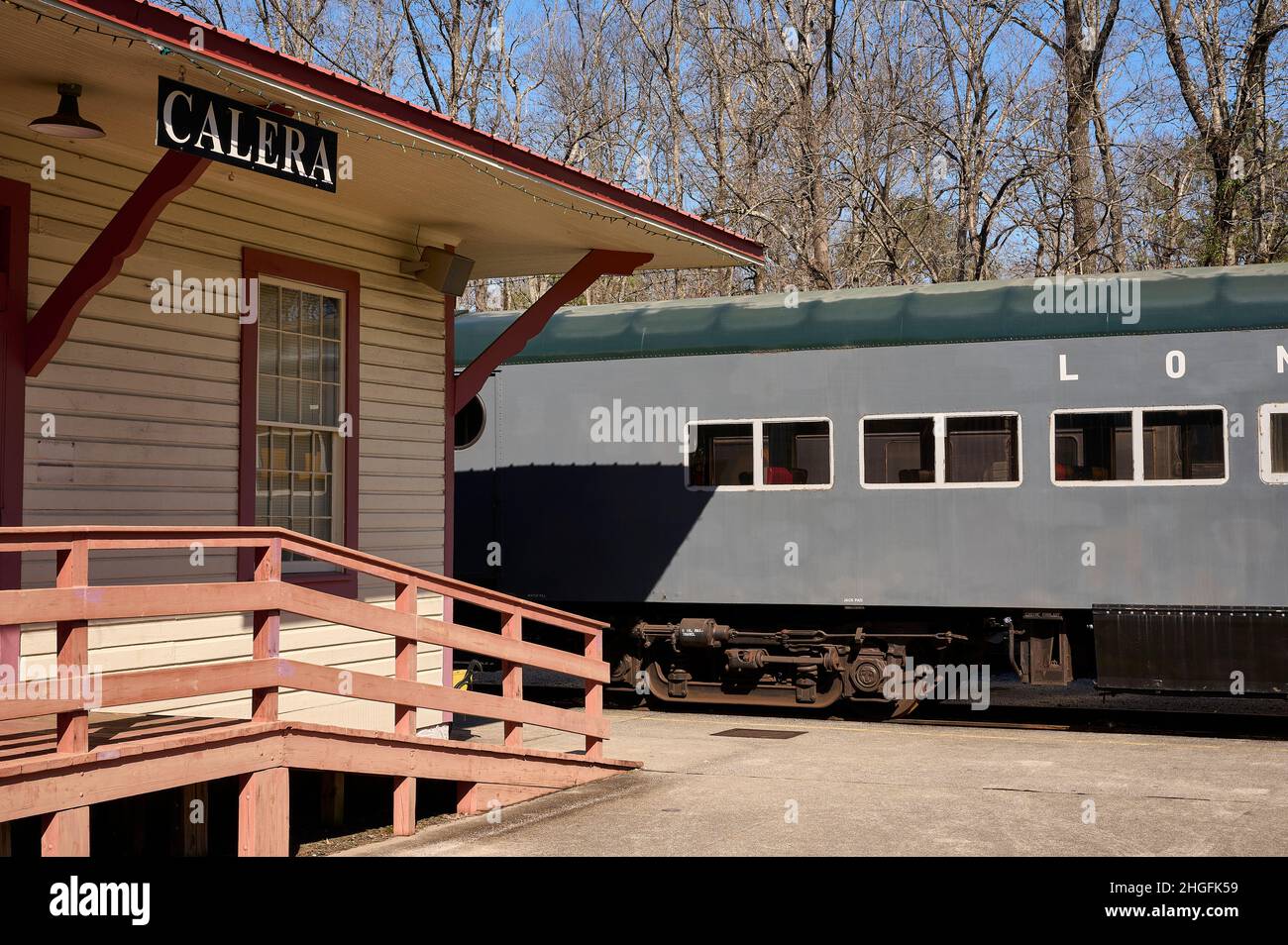 Au coeur de la gare du musée du chemin de fer de Dixie exposée, y compris une voiture pullman à Calera, Alabama, Etats-Unis. Banque D'Images