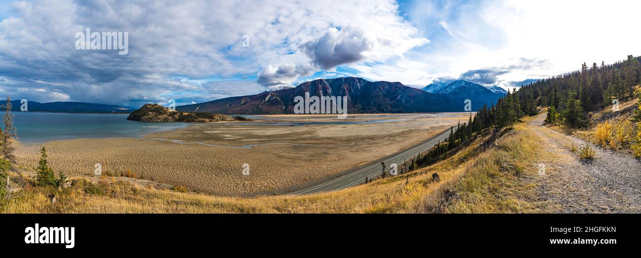 Vue panoramique sur le paysage sauvage et pittoresque du nord du Canada, territoire du Yukon, à l'automne.Prise en septembre. Banque D'Images