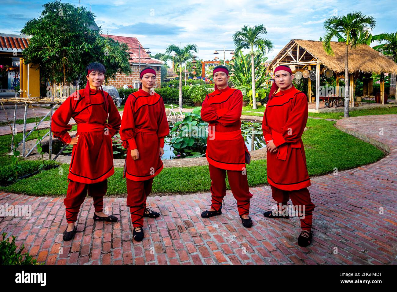 Quatre jeunes Vietnamiens se tiennent dans un groupe au Hoi an Memories Resort. Banque D'Images