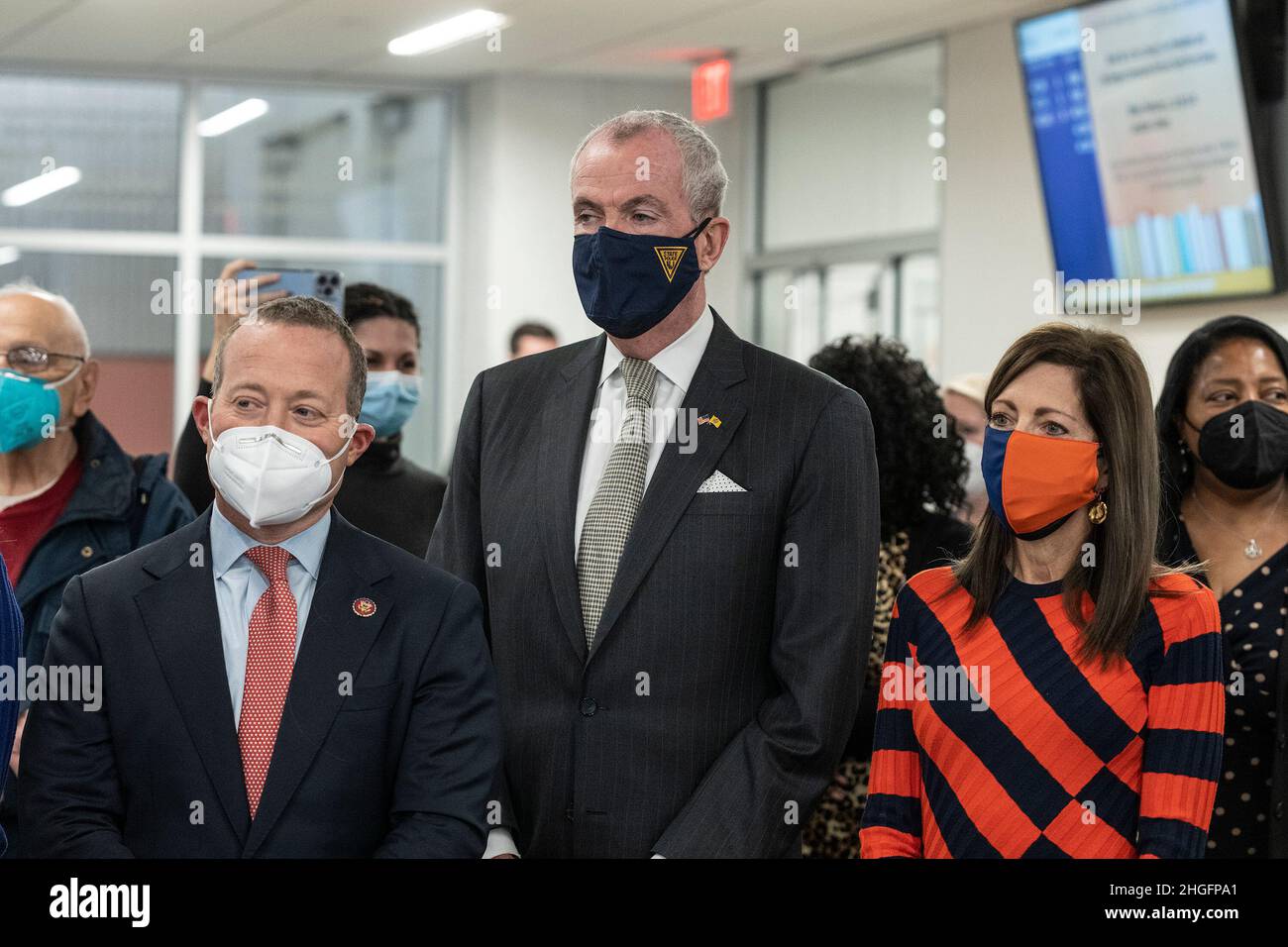 Le congressiste Josh Gottheimer, le gouverneur Phil Murphy, Tammy Murphy assister à la visite de la première dame Dr. Jill Biden au Collège communautaire de Bergen avec le secrétaire à l'éducation Miguel Cardona.Le Dr Biden était accompagné du gouverneur du New Jersey Phil Murphy et de son épouse Tammy Murphy.Le Dr Biden et le secrétaire Cardona ont tous deux souligné dans leurs remarques de nouvelles mesures visant à utiliser les fonds fédéraux de secours en cas de pandémie disponibles par le biais du Plan américain de sauvetage pour soutenir les besoins de base des étudiants des collèges et universités.(Photo de Lev Radin/Pacific Press) Banque D'Images