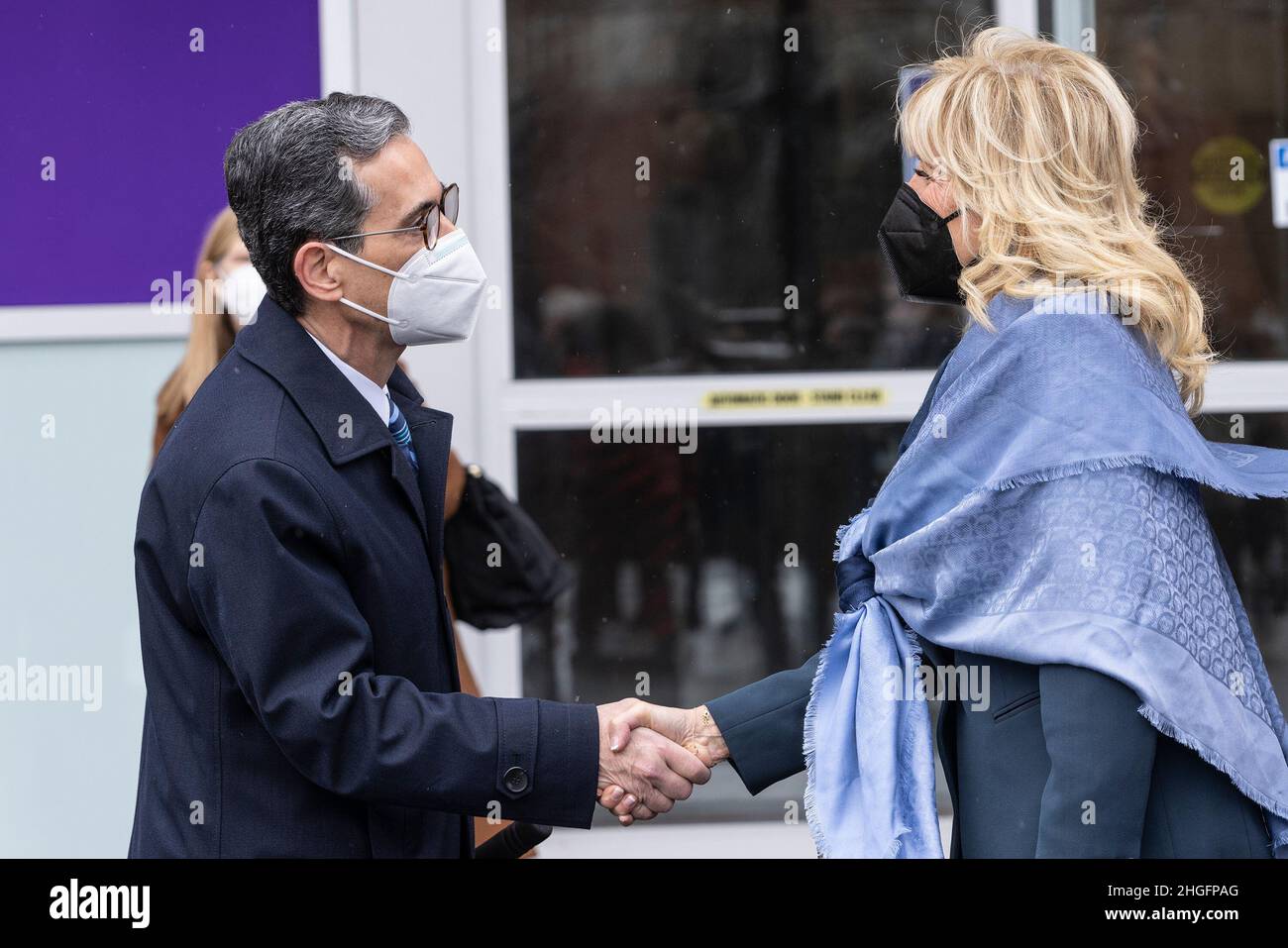 La première dame Dr. Jill Biden a été accueillie par le président du collège Eric Friedman à son arrivée pour visiter le collège communautaire de Bergen avec le secrétaire à l'éducation Miguel Cardona.Le Dr Biden était accompagné du gouverneur du New Jersey Phil Murphy et de son épouse Tammy Murphy.Le Dr Biden et le secrétaire Cardona ont tous deux souligné dans leurs remarques de nouvelles mesures visant à utiliser les fonds fédéraux de secours en cas de pandémie disponibles par le biais du Plan américain de sauvetage pour soutenir les besoins de base des étudiants des collèges et universités.(Photo de Lev Radin/Pacific Press) Banque D'Images