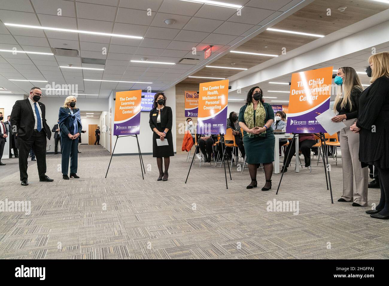 L'élève Kezia Bomtempo-Rodriguez (masque vert) parle lors de la visite au Collège communautaire de Bergen par la première dame Dr. Jill Biden et le secrétaire à l'éducation Miguel Cardona.Le Dr Biden était accompagné du gouverneur du New Jersey Phil Murphy et de son épouse Tammy Murphy.Le Dr Biden et le secrétaire Cardona ont tous deux souligné dans leurs remarques de nouvelles mesures visant à utiliser les fonds fédéraux de secours en cas de pandémie disponibles par le biais du Plan américain de sauvetage pour soutenir les besoins de base des étudiants des collèges et universités.(Photo de Lev Radin/Pacific Press) Banque D'Images