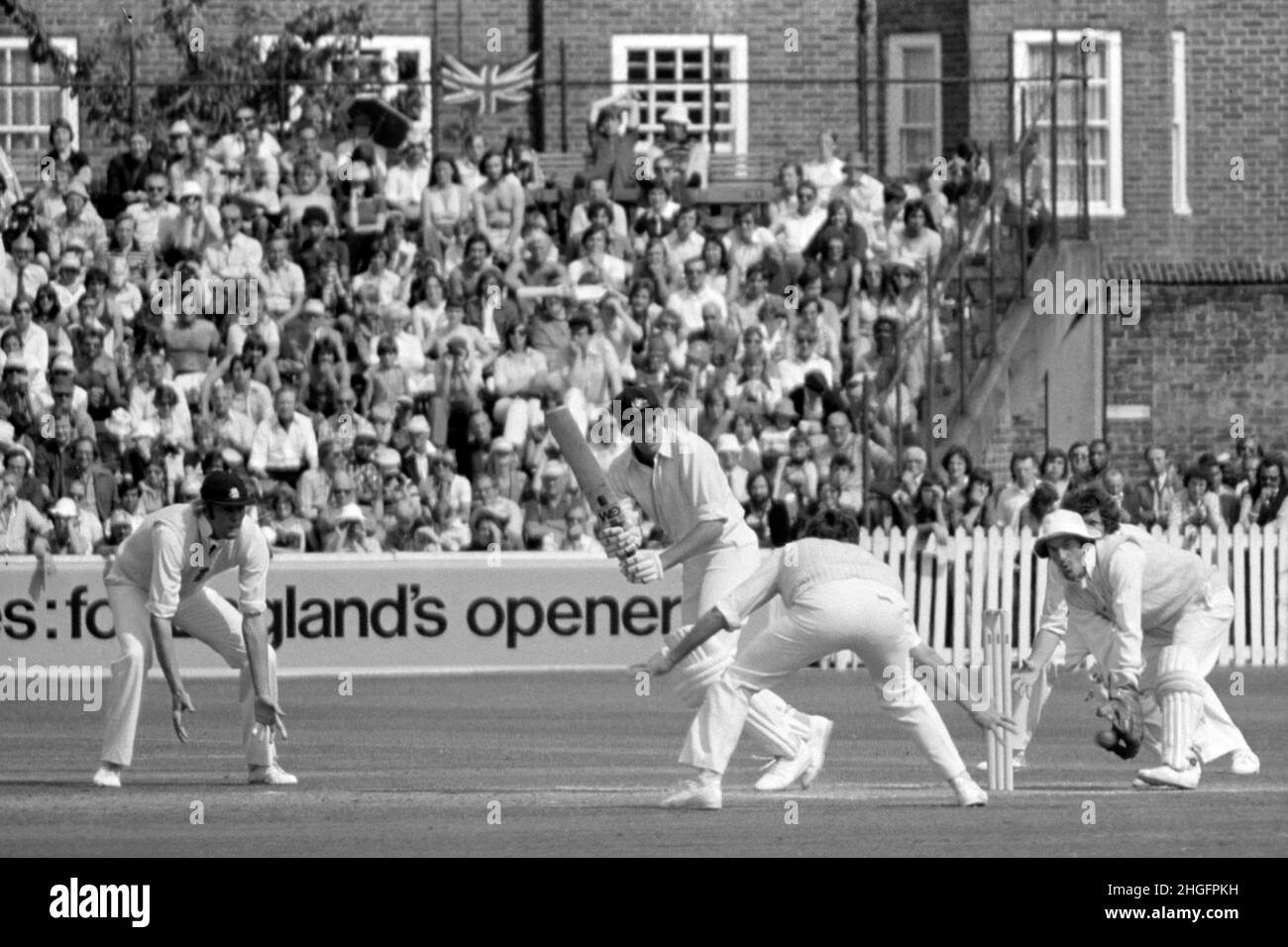 Rick McCosker (Australie) batting, Angleterre contre Australie, 5th Test Match, The Oval, Londres, Angleterre 25 - 30th août 1977.Alan Knott (Angleterre) est gardien de rue, Tony Grieg (Angleterre) est gardien de rue, Bob Woolmer avec son dos à la caméra. Banque D'Images