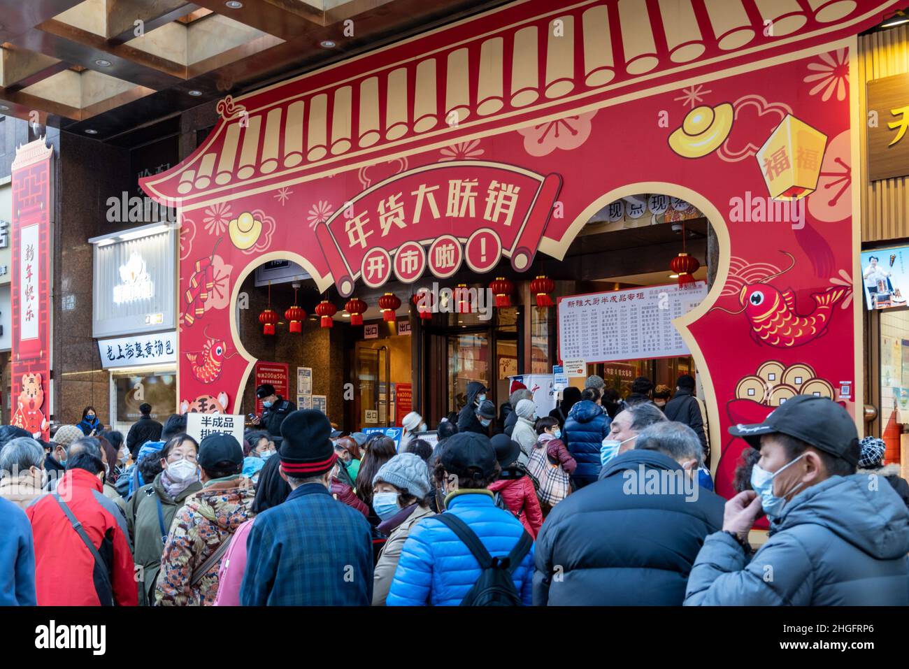 SHANGHAI, CHINE - le 20 JANVIER 2022 - les citoyens font la queue pour acheter des produits semi-finis pour le Festival de printemps devant la marque Xinya, qui a été honorée à l'époque Banque D'Images