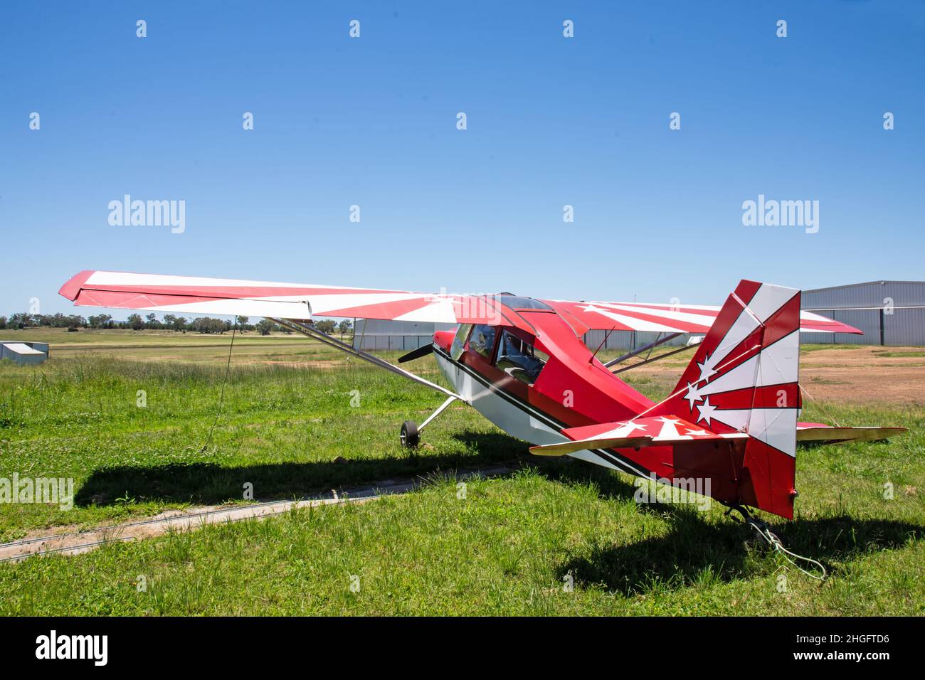 Vue arrière d'un avion acrobatique décathlon American Champion Aircraft Corporation modèle 8KCAB avec Starburst invasion Stripes. Banque D'Images
