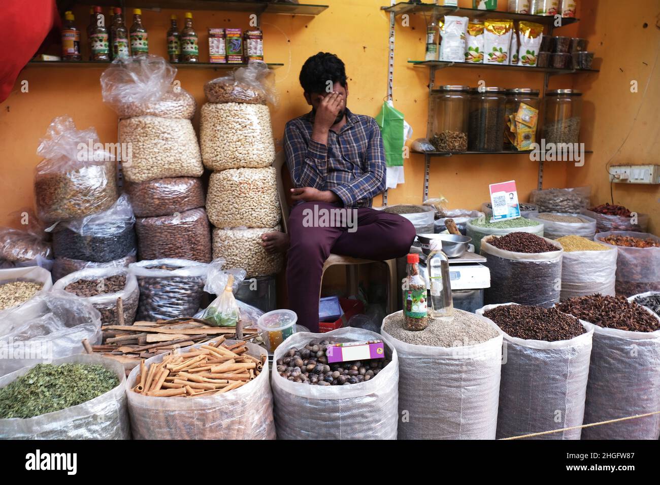 23 décembre 2021, Gokarna Mahabaleshwar, Karnataka, différentes épices et herbes dans le marché de rue à Karnataka, ont exposé les épices traditionnelles indiennes. Banque D'Images