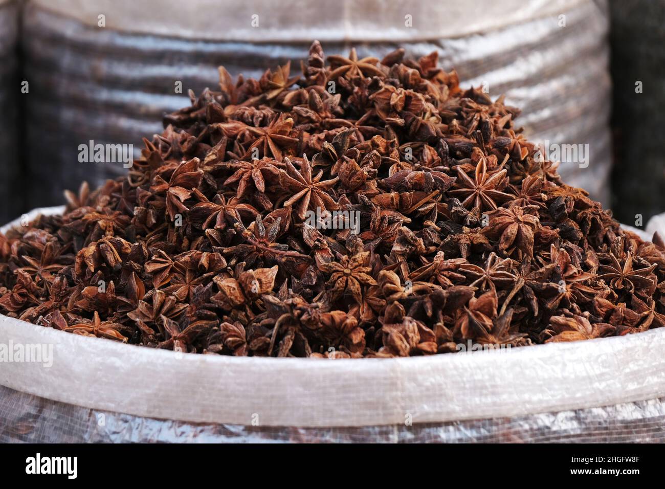 23 décembre 2021, Gokarna Mahabaleshwar, Karnataka, différentes épices et herbes dans le marché de rue à Karnataka, ont exposé les épices traditionnelles indiennes. Banque D'Images
