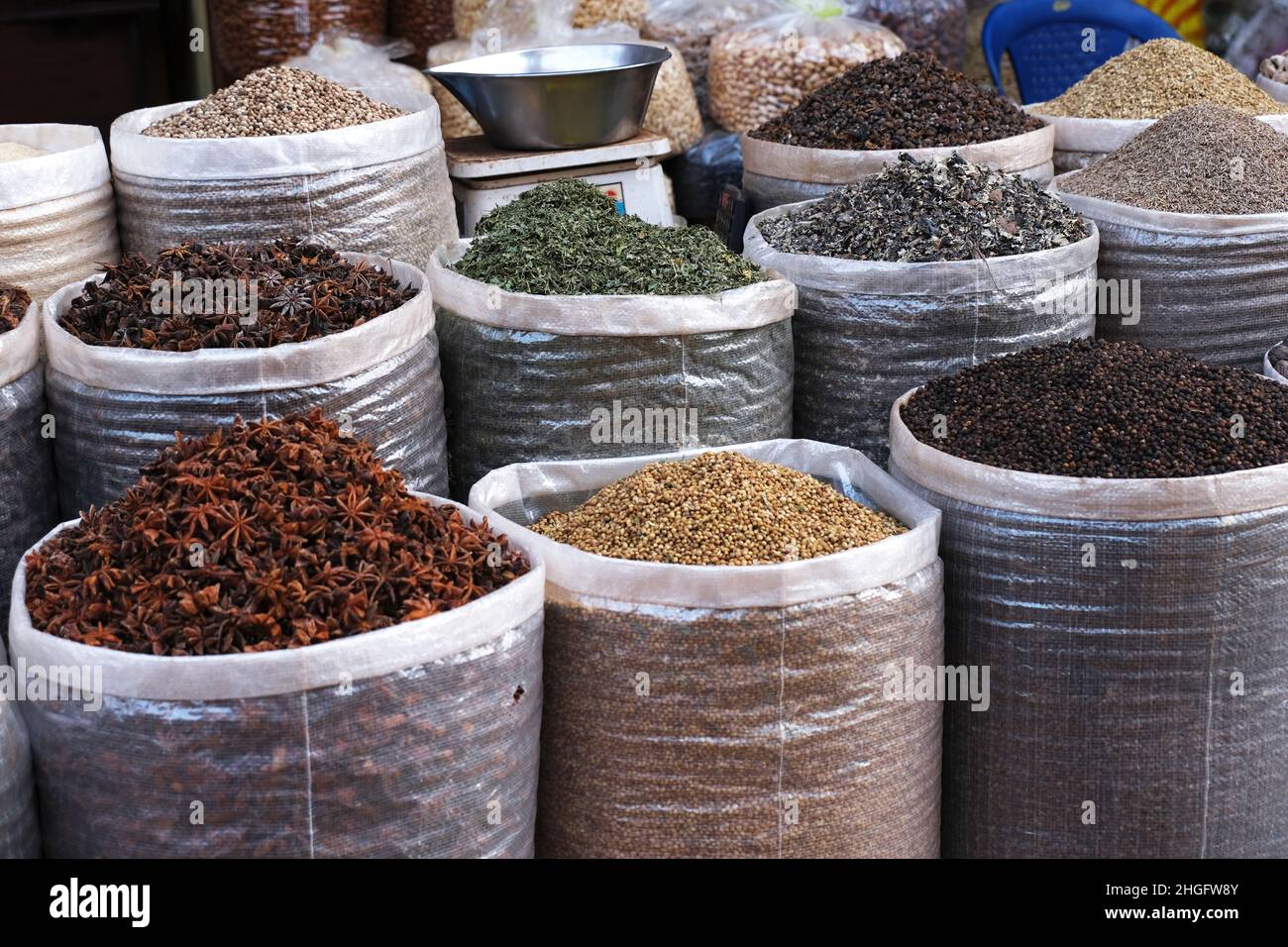 23 décembre 2021, Gokarna Mahabaleshwar, Karnataka, différentes épices et herbes dans le marché de rue à Karnataka, ont exposé les épices traditionnelles indiennes. Banque D'Images
