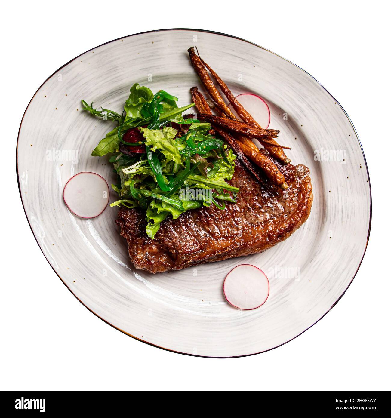 Portion isolée de steak de bœuf grillé à la striploine Banque D'Images