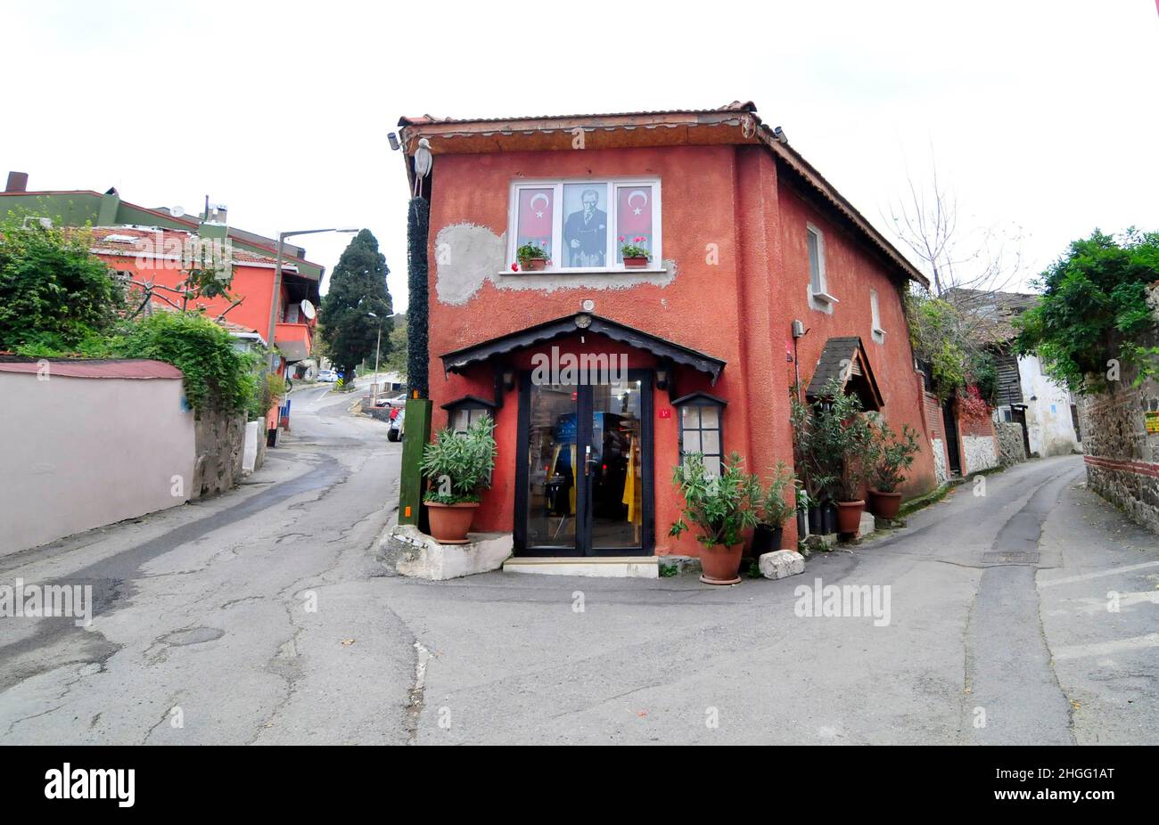 Une maison colorée avec photo de Mustafa Kemal Atatürk et le drapeau de la Turquie dans le village d'Anadolu Kavağı près d'Istanbul. Banque D'Images
