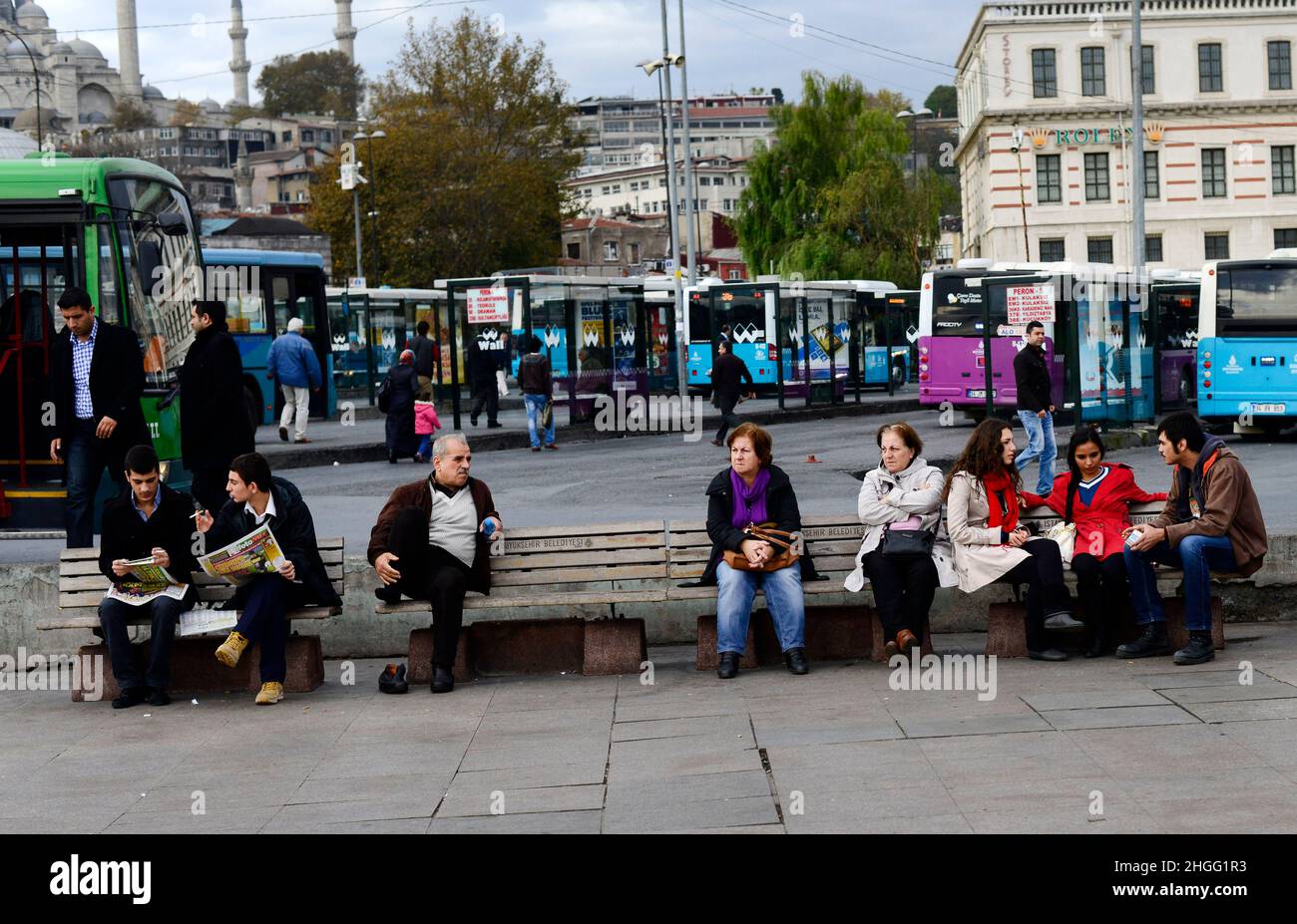 Les Turcs locaux ont courbé assis sur un banc à la place Eminonu, Istanbul, Turquie. Banque D'Images