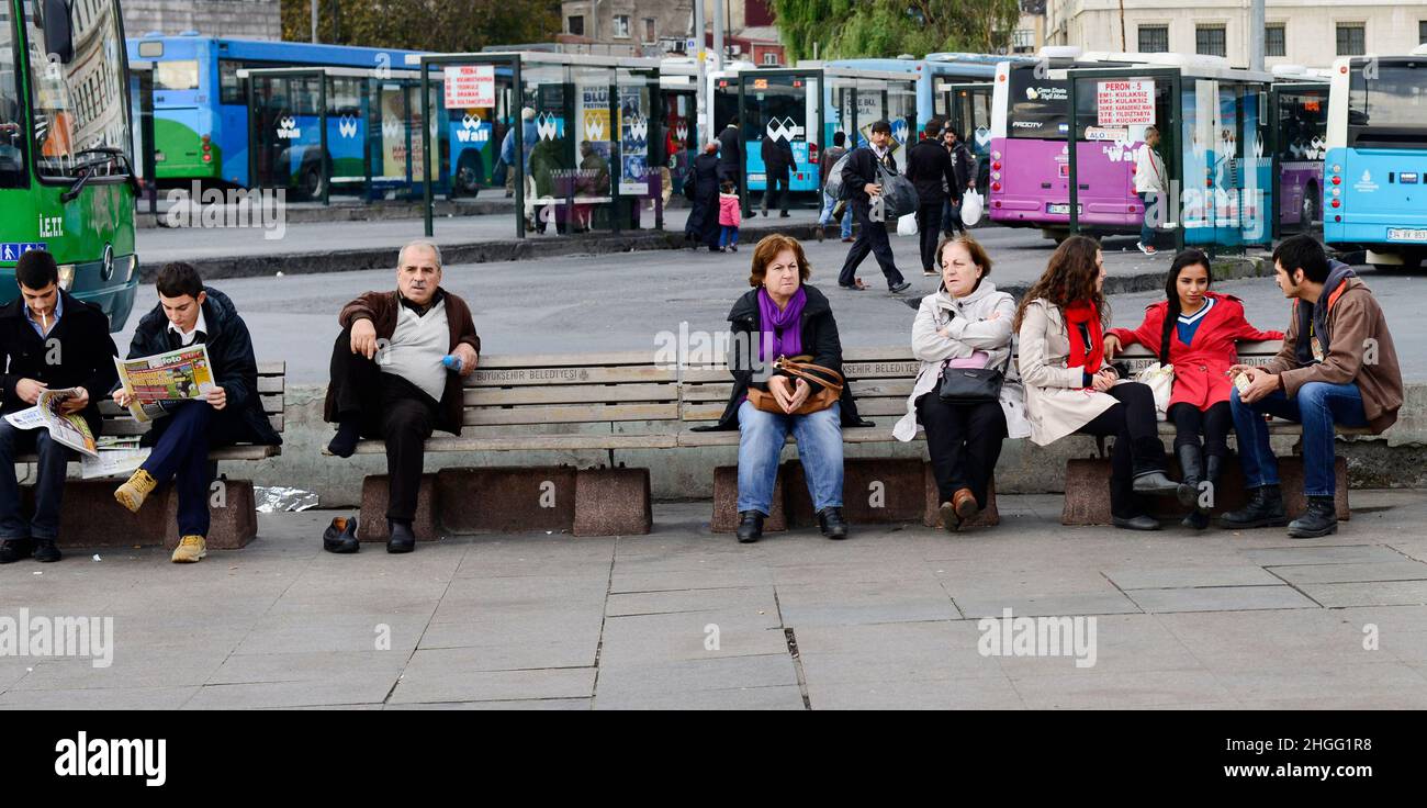 Les Turcs locaux ont courbé assis sur un banc à la place Eminonu, Istanbul, Turquie. Banque D'Images