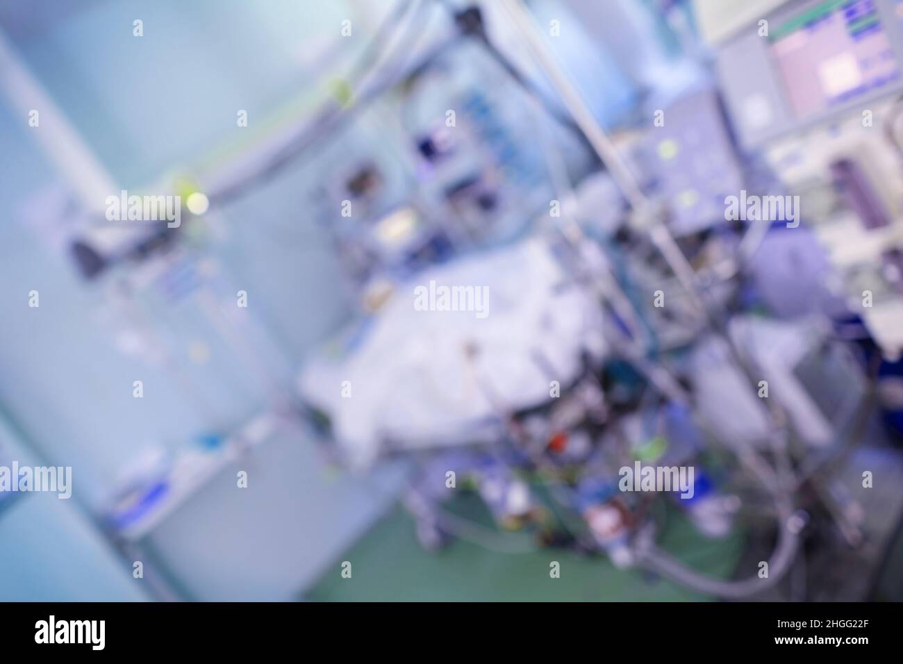 Patient dans l'unité de soins intensifs connecté aux systèmes électroniques de soutien de la vie, arrière-plan non focalisé. Banque D'Images