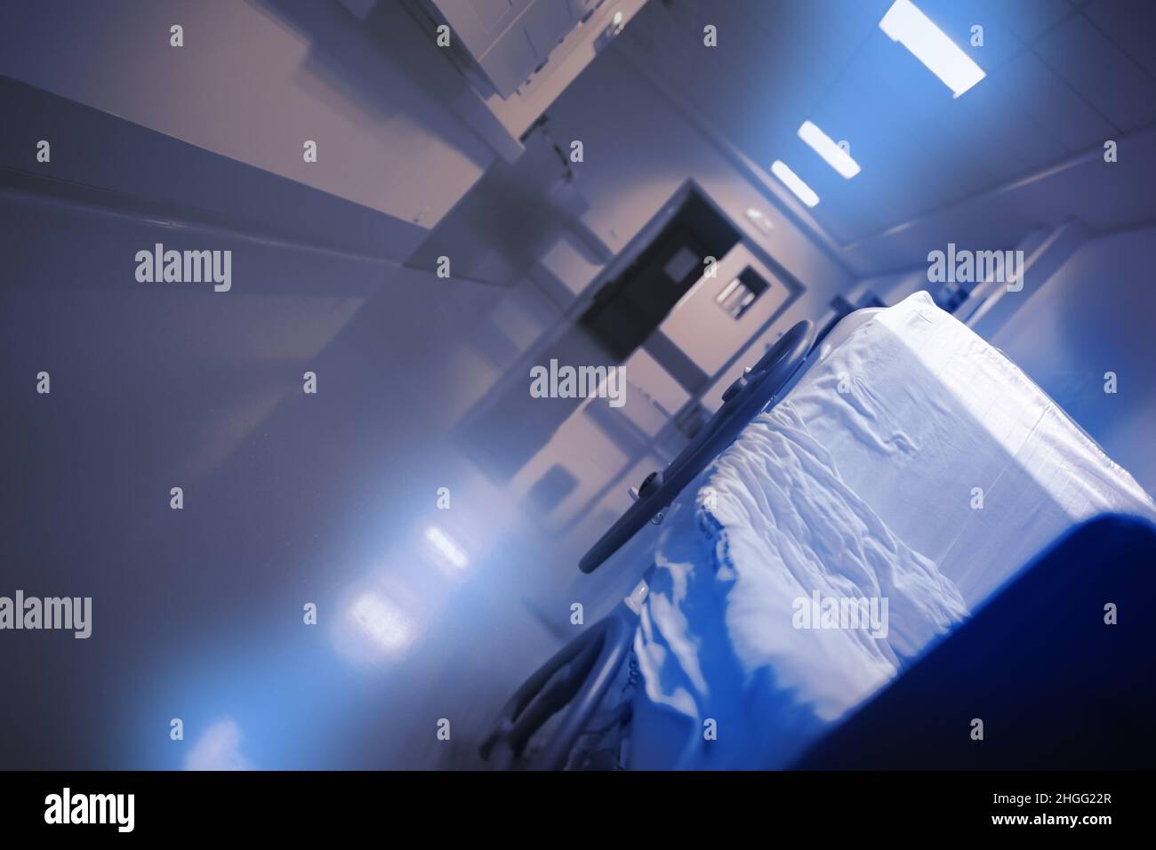 Vider le brancard avec un drap froissé dans le long hall de l'hôpital. Banque D'Images