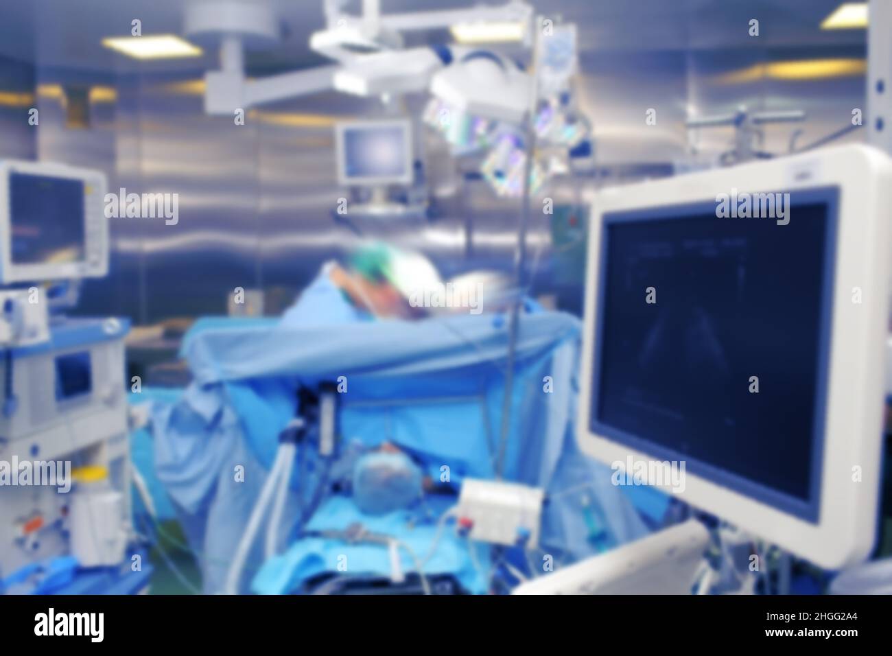 Infrastructure technologique de la salle d'opération pendant la chirurgie, fond non focalisé. Banque D'Images