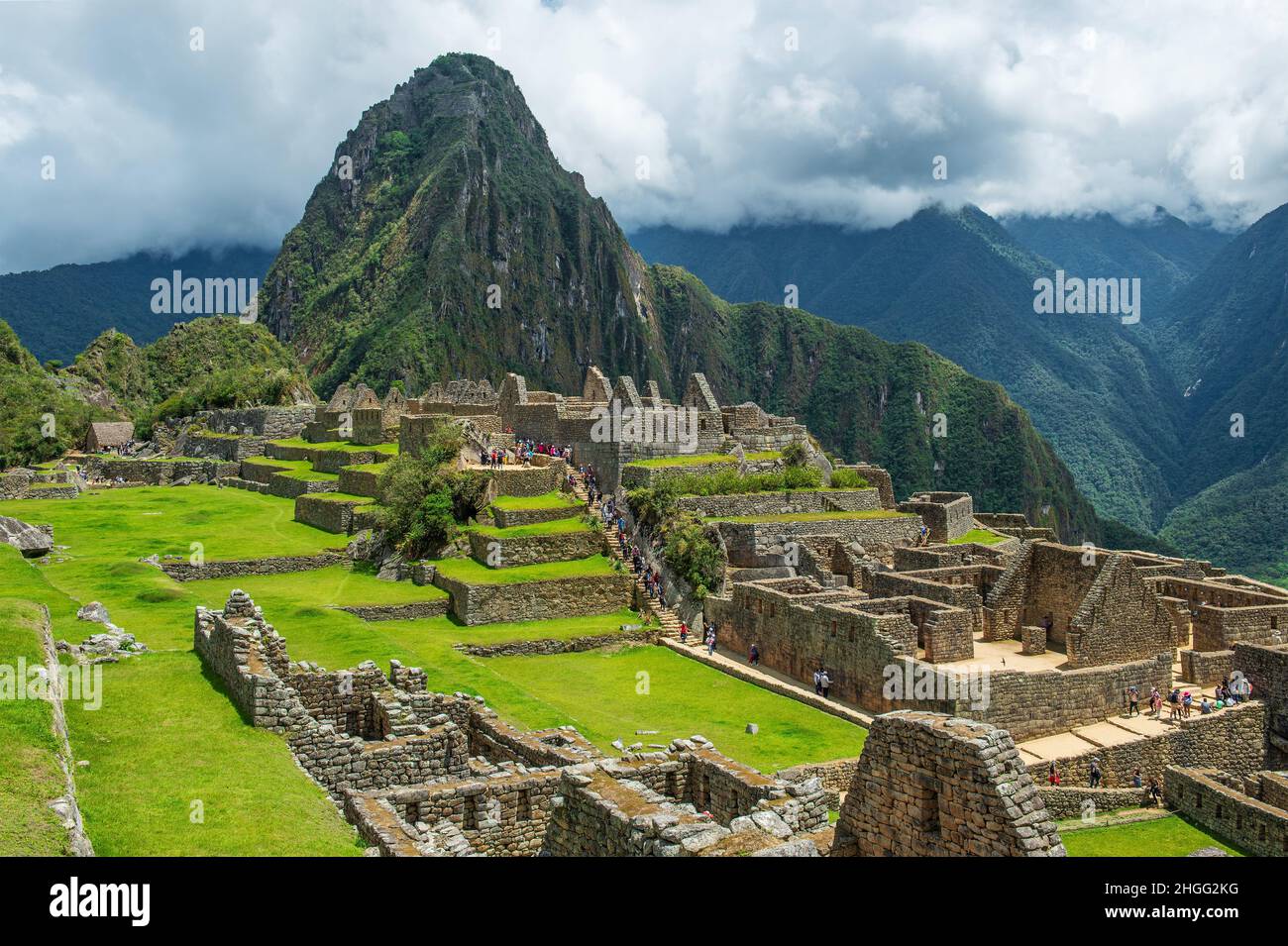 Nuages dramatiques au-dessus du site de l'inca de Machu Picchu, Sanctuaire historique de Machu Picchu, Cusco, Pérou. Banque D'Images