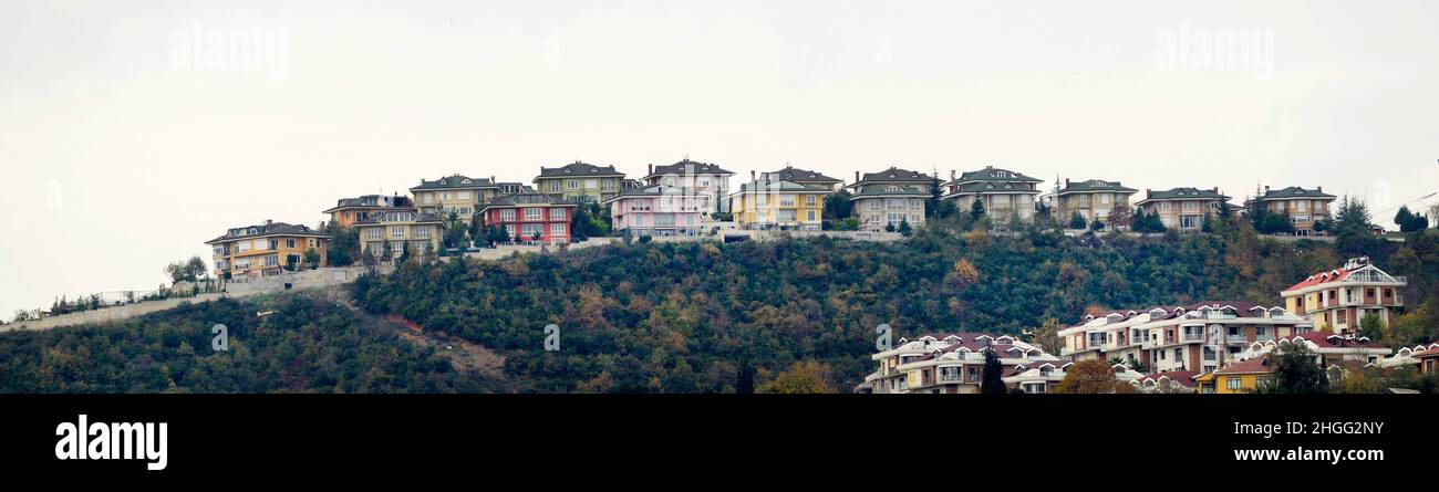 Nouvelles maisons résidentielles modernes le long du côté asiatique du Bosphore dans le nord d'Istanbul (près de la mer Noire) Banque D'Images