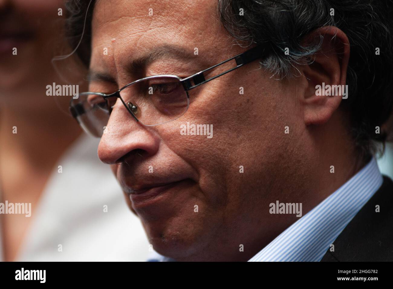 Le candidat présidentiel pour la Colombie Humana Gustavo petro donne une conférence de presse après avoir enregistré sa candidature au Registre national de la Société civile Banque D'Images