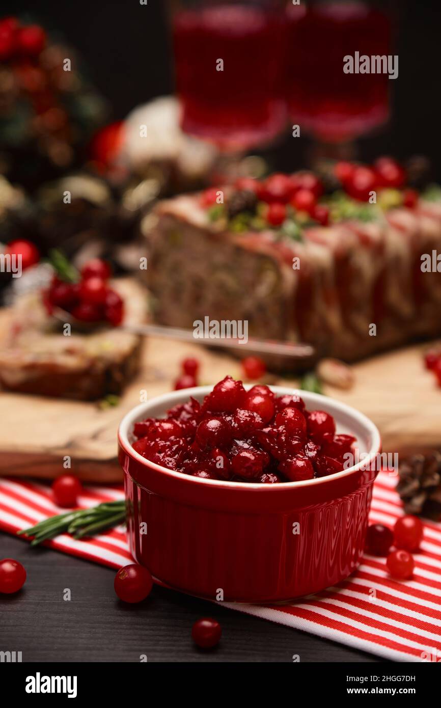 Sauce aux canneberges avec terrine française traditionnelle sur fond de bois sombre et décorations de Noël Banque D'Images