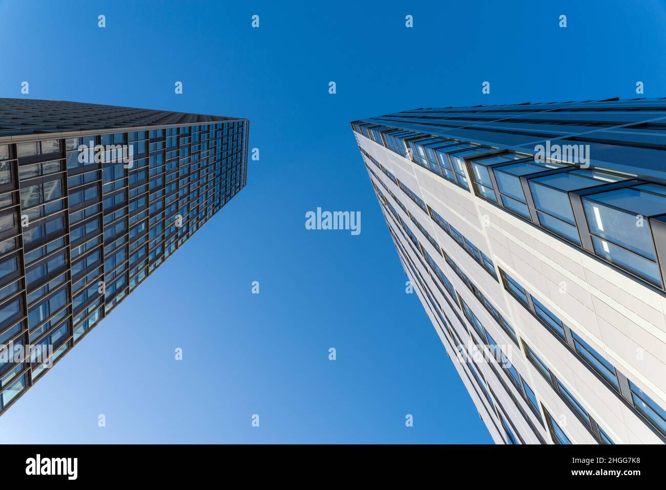 Vue sur deux grands bâtiments de Broad Street, Birmingham contre le ciel bleu Banque D'Images