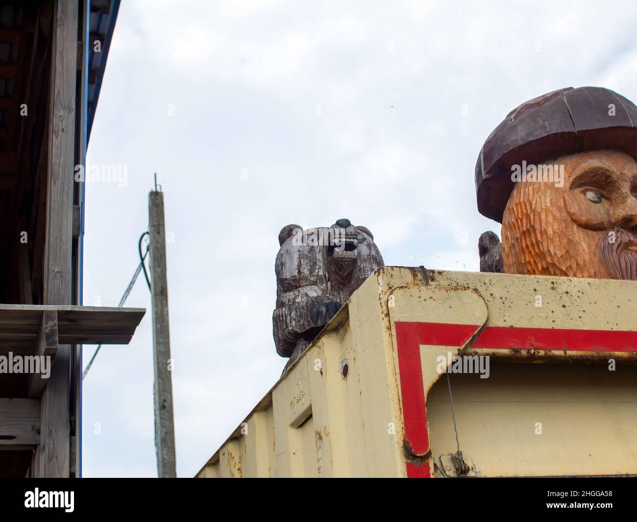 statues en bois faites maison de héros de contes de fées, en été Banque D'Images