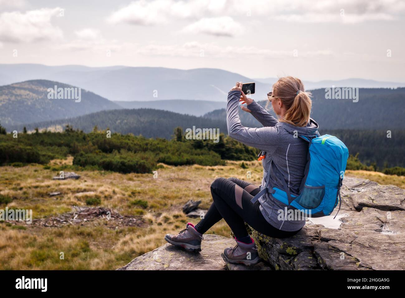 Femme randonneur prenant des photos de montagnes sur son smartphone.Vacances de randonnée dans la nature Banque D'Images