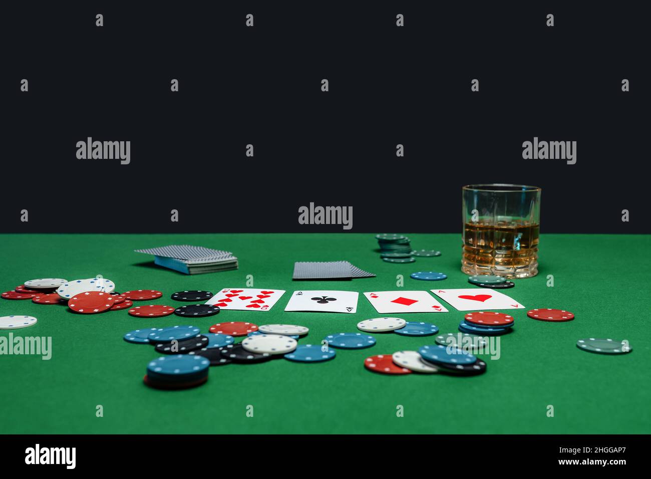 Table verte au casino avec cartes et jetons de poker. Banque D'Images