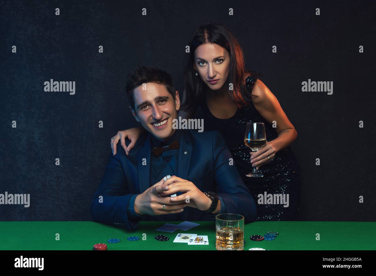 Un joueur de poker heureux joue les cartes de poker dans le casino. Banque D'Images