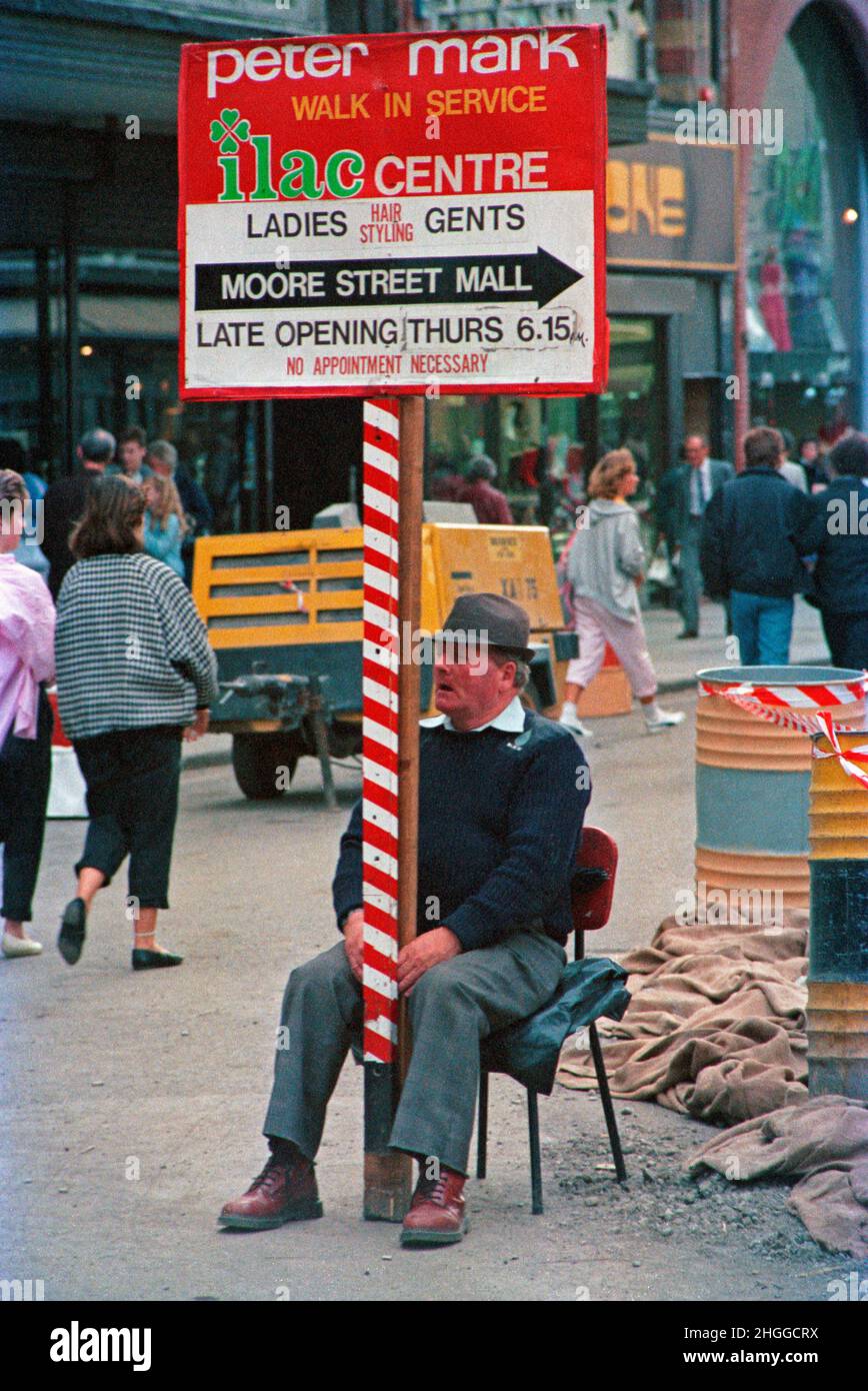 Homme tenant un panneau d'affichage pour un magasin, octobre 1985, Dublin, République d'Irlande Banque D'Images