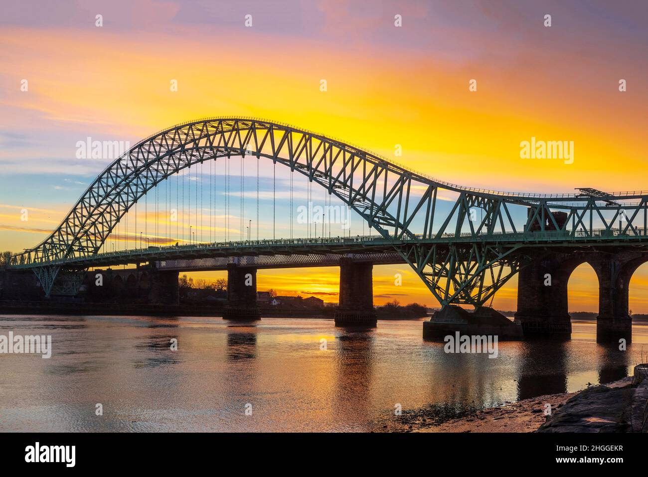 Coucher de soleil sur le pont Queensway au-dessus de la rivière Mersey depuis la rive Widnes en direction de Runcorn. Banque D'Images