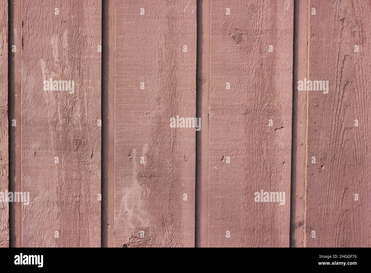 Murs rustiques lambrissés de bois rouge. Banque D'Images