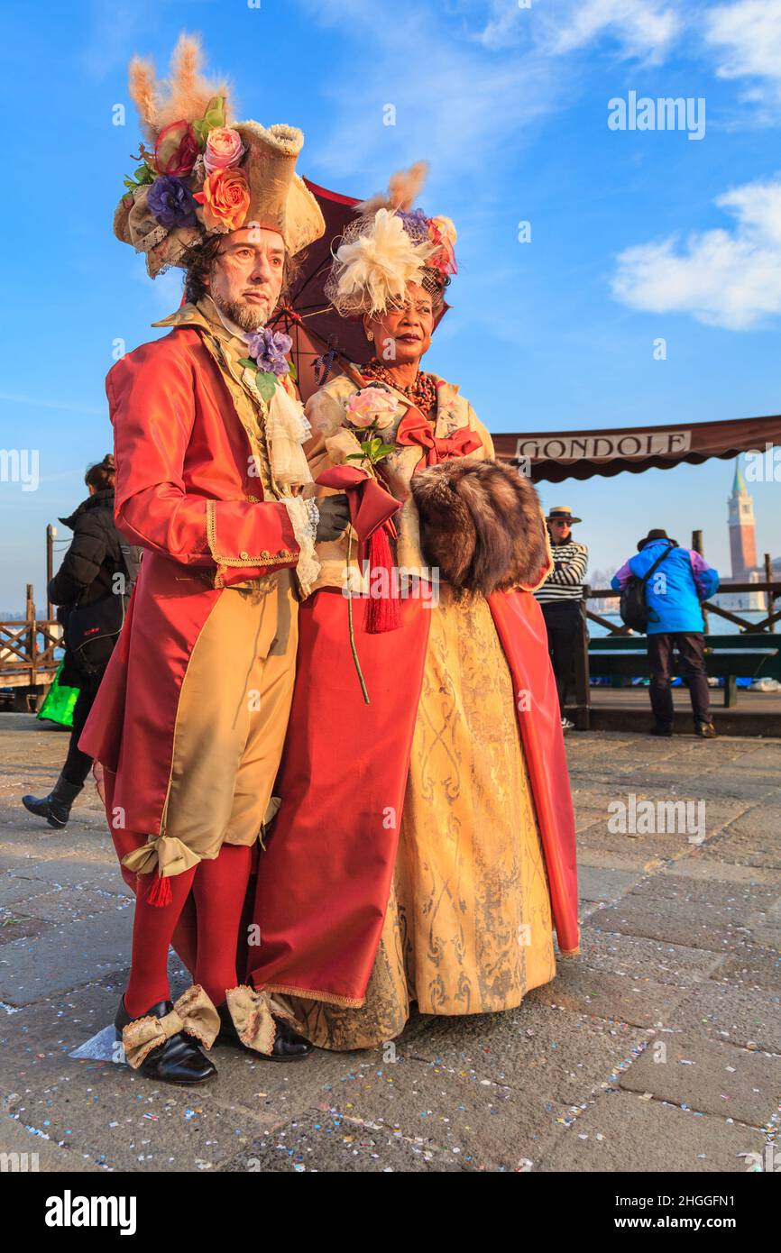 Homme et femme en costume de fantaisie venitien historique deguisement baroque pose pres de la lagune au Carnaval de Venise Carnevale di Venezia Italie Photo Stock Alamy
