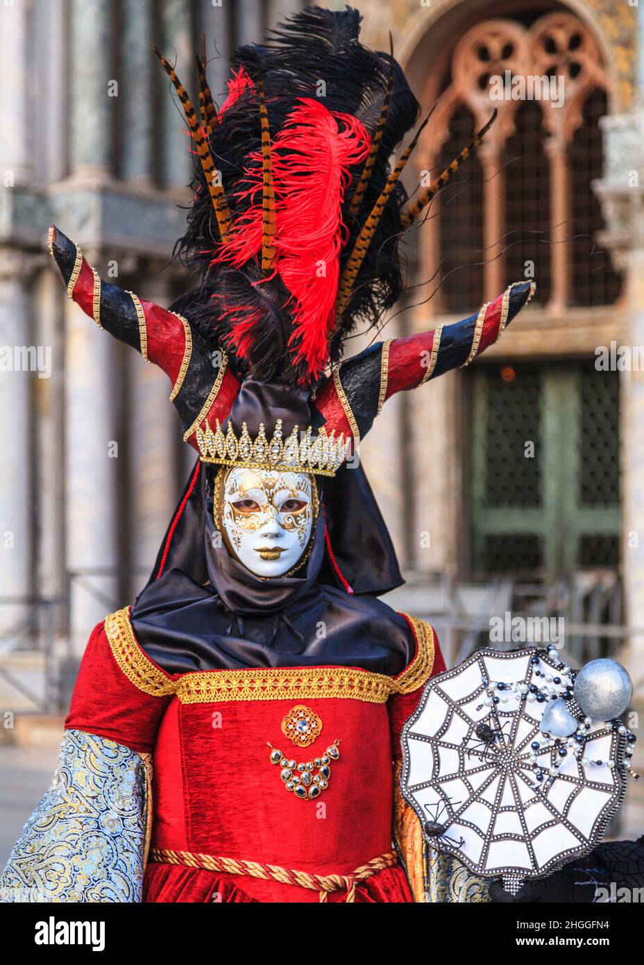 Femme en costume de fantaisie vénitien historique coloré, chapeau et  masque, pose au carnaval de Venise, Carnevale di Venezia, Italie Photo  Stock - Alamy